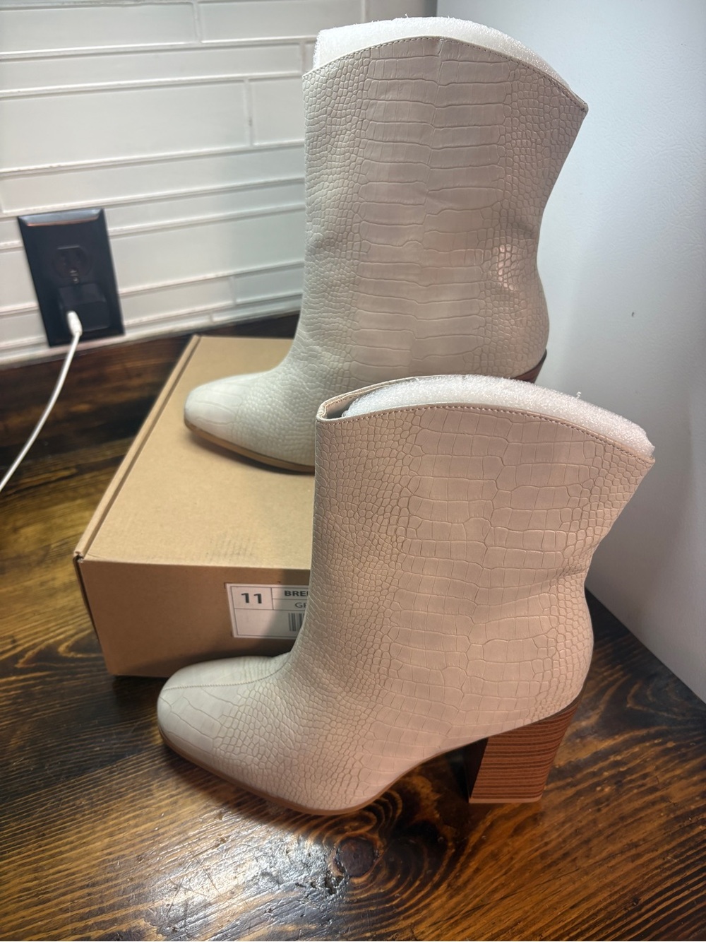 Journee Brekinn Gray Croc Heeled Boots Size 11
